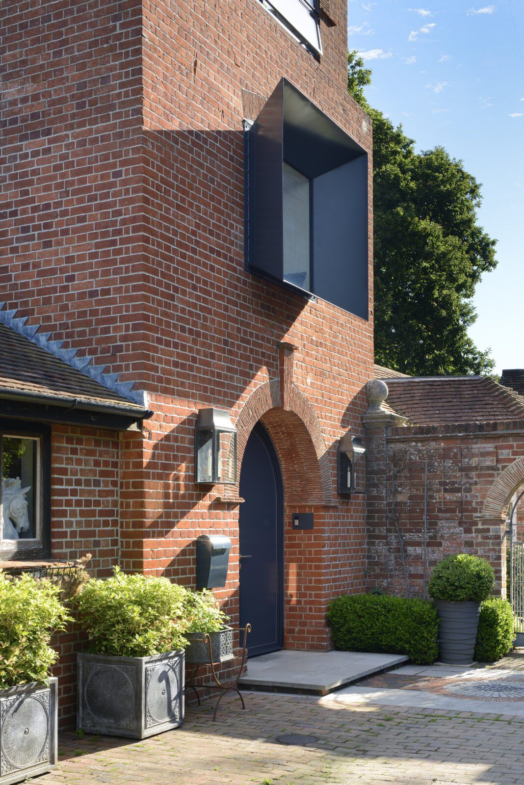 Entrance space with oriel picture window